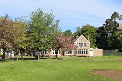 Newbattle-Golf-Club-1st-Tee-and-clubhouse-2018-xs